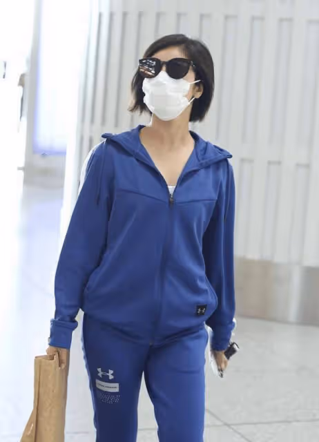 趙奕歡真是會扮美,30多歲了還穿得這麼亮,好身材讓人心動