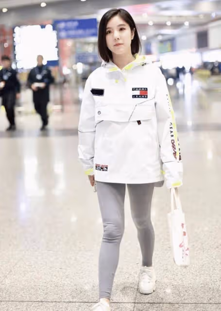 趙奕歡真是會扮美,30多歲了還穿得這麼亮,好身材讓人心動