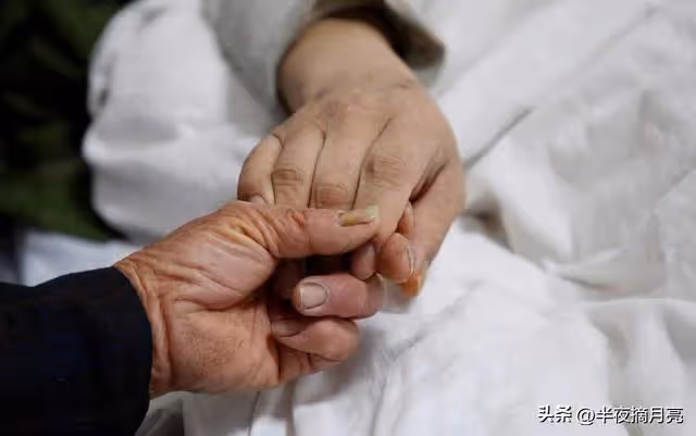 我68歲替兒子打工賺錢,突然收到兒媳轉錯的五千塊,決定放過自己