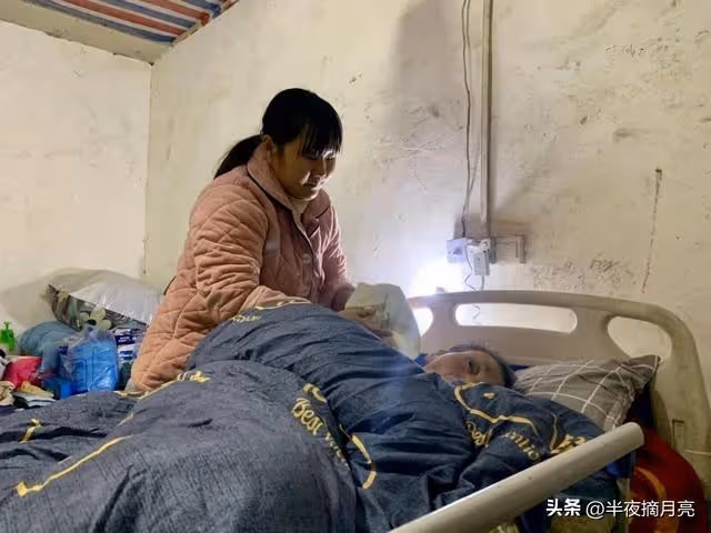 在兒子家做客，臨走跟全家告別，兒子沉默兒媳玩手機，我瞬間懂了