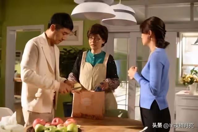 在兒子家做客，臨走跟全家告別，兒子沉默兒媳玩手機，我瞬間懂了