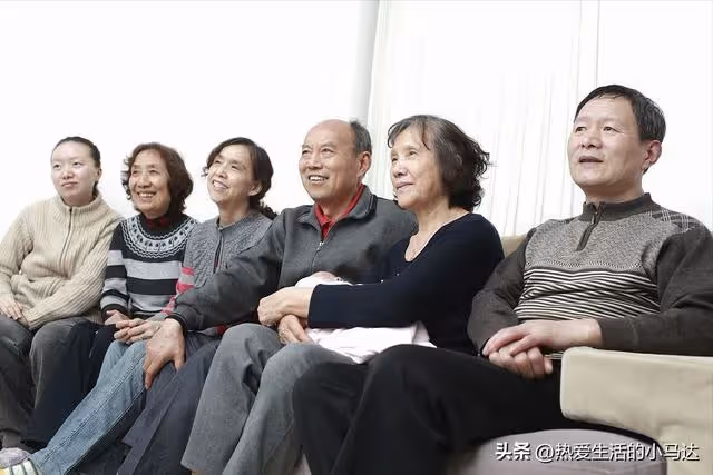 我爸61歲退休了還在做保安,而岳母才50歲,卻向我們伸手要錢養老