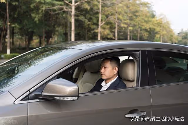 我爸61歲退休了還在做保安,而岳母才50歲,卻向我們伸手要錢養老