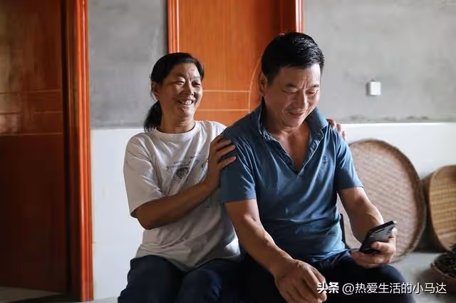 我爸61歲退休了還在做保安,而岳母才50歲,卻向我們伸手要錢養老