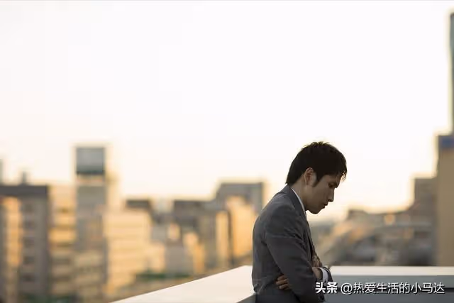 我爸61歲退休了還在做保安,而岳母才50歲,卻向我們伸手要錢養老