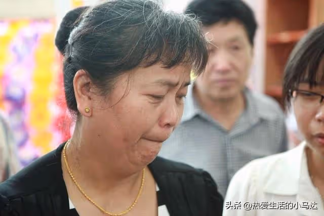 我爸61歲退休了還在做保安,而岳母才50歲,卻向我們伸手要錢養老