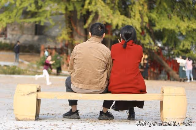 我爸61歲退休了還在做保安,而岳母才50歲,卻向我們伸手要錢養老