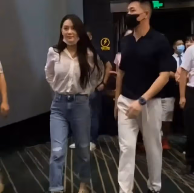 張馨予與老公罕見現身秀恩愛！素顏和粉絲合影，對何捷一臉痴情相
