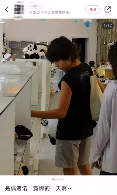 劉燁兒女熊貓基地被偶遇,兄妹倆和老外交流,諾一背帆布包好樸實
