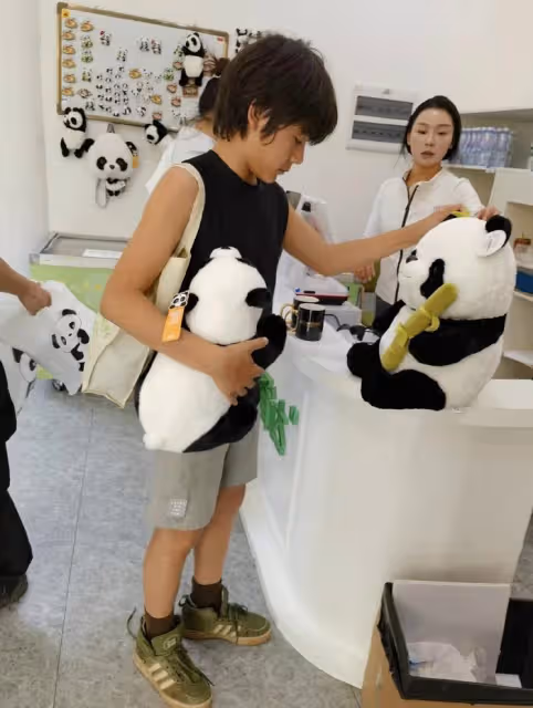 劉燁兒女熊貓基地被偶遇,兄妹倆和老外交流,諾一背帆布包好樸實
