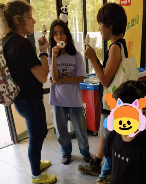 劉燁兒女熊貓基地被偶遇,兄妹倆和老外交流,諾一背帆布包好樸實