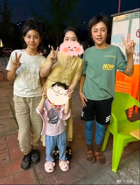 劉燁兒女熊貓基地被偶遇,兄妹倆和老外交流,諾一背帆布包好樸實
