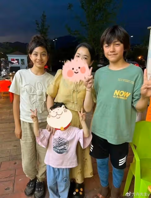 劉燁兒女熊貓基地被偶遇,兄妹倆和老外交流,諾一背帆布包好樸實