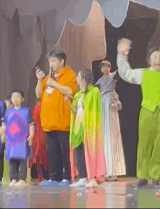 劉燁兒女熊貓基地被偶遇,兄妹倆和老外交流,諾一背帆布包好樸實