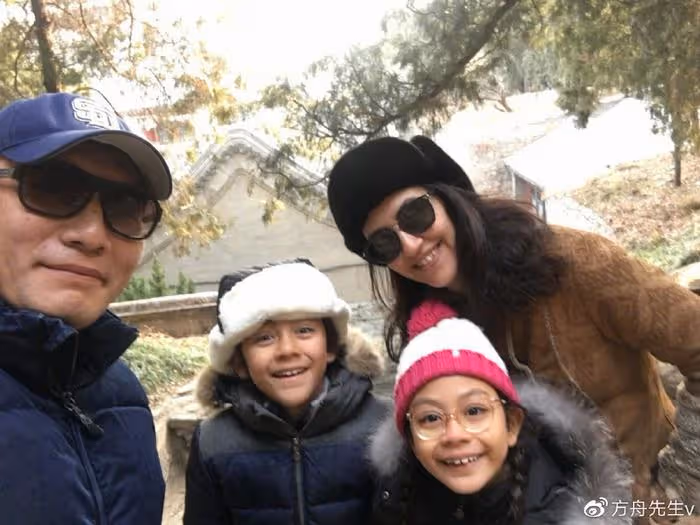 劉燁兒女熊貓基地被偶遇,兄妹倆和老外交流,諾一背帆布包好樸實