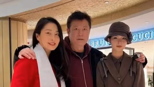 57歲戲骨長居美國，與妻女分居1年曬全家福，女兒近一米八氣質出眾