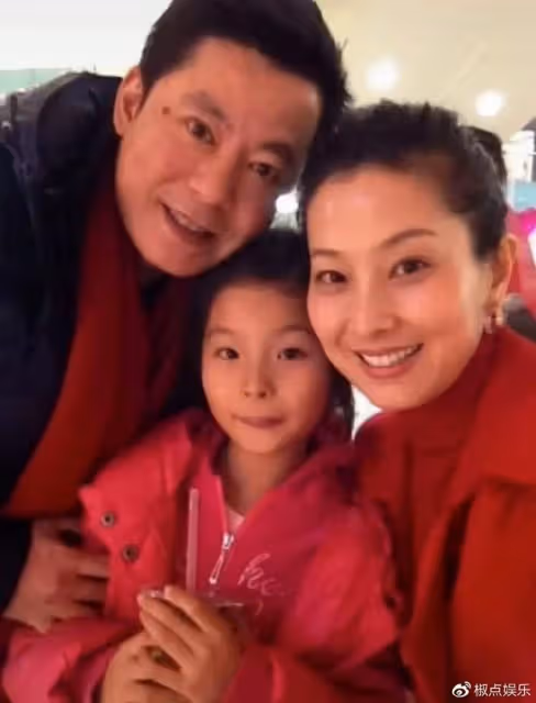 57歲戲骨長居美國,與妻女分居1年曬全家福,女兒近一米八氣質出眾