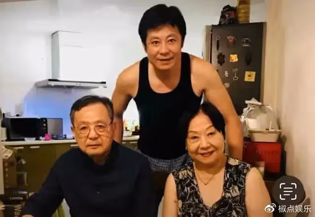 57歲戲骨長居美國,與妻女分居1年曬全家福,女兒近一米八氣質出眾