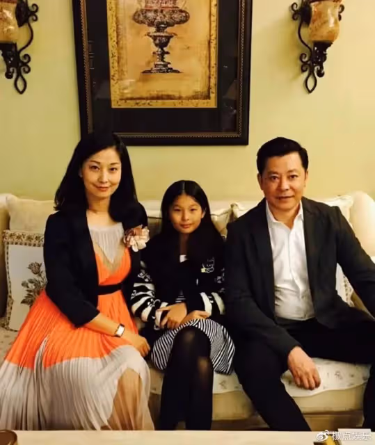 57歲戲骨長居美國,與妻女分居1年曬全家福,女兒近一米八氣質出眾