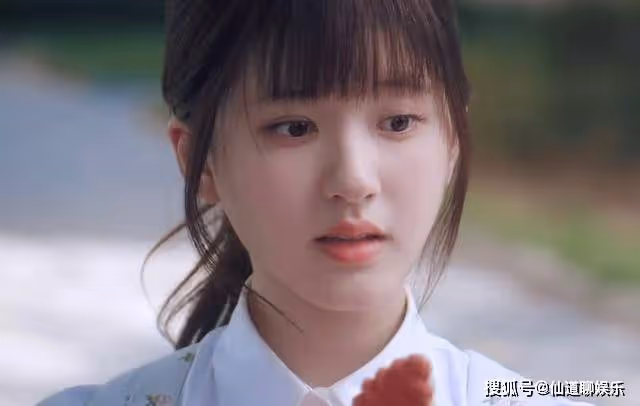 《偷偷藏不住》靠一雙腳演出桑稚的甜？趙露思的少女情懷贏麻了