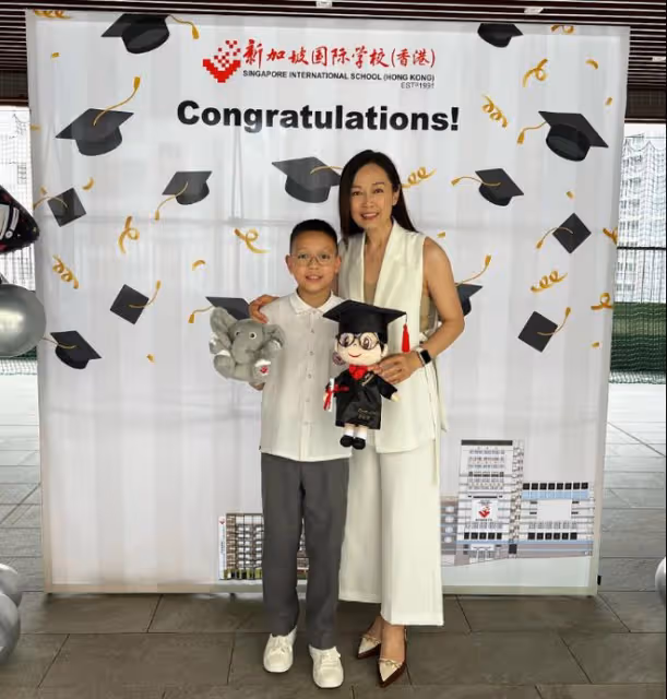 51歲TVB女星兒子小學畢業,大曬合照直呼感動!未婚懷孕生父一直成謎