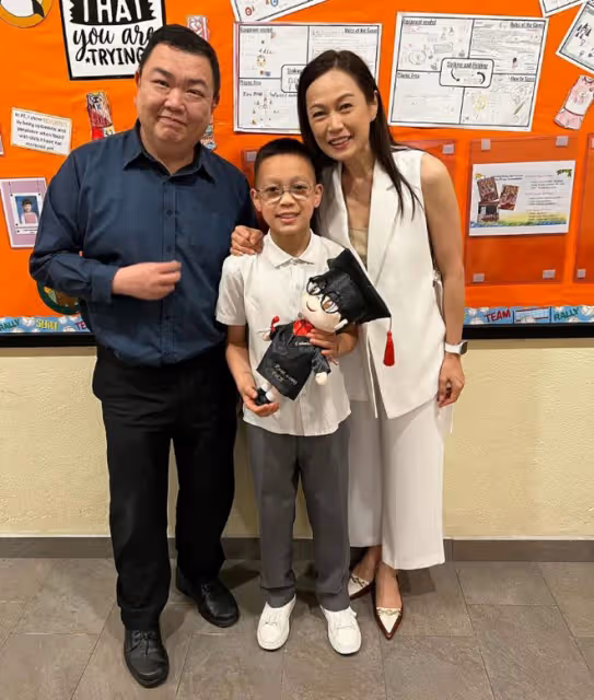 51歲TVB女星兒子小學畢業,大曬合照直呼感動!未婚懷孕生父一直成謎
