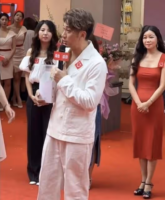 人氣高!TVB前當家小生內地登台,被粉絲熱情圍堵,擠到面部扭曲