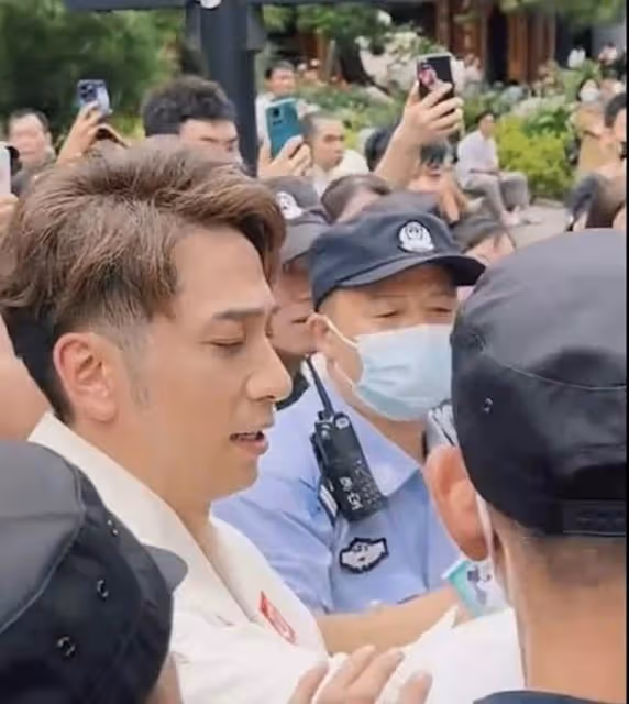 人氣高!TVB前當家小生內地登台,被粉絲熱情圍堵,擠到面部扭曲