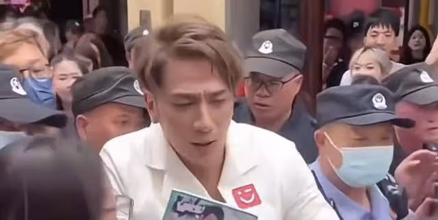 人氣高!TVB前當家小生內地登台,被粉絲熱情圍堵,擠到面部扭曲