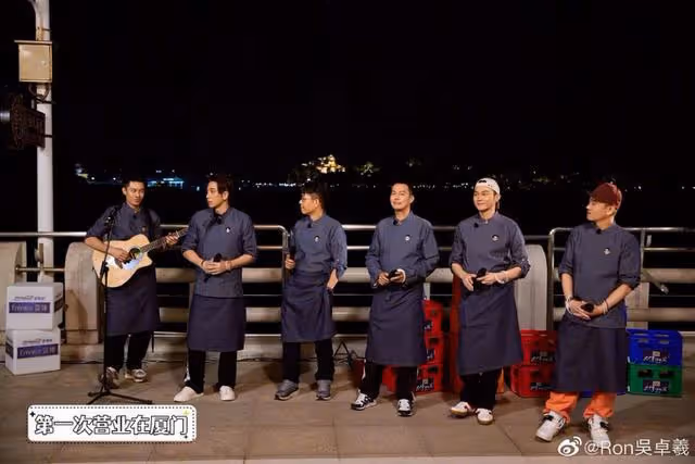 人氣高!TVB前當家小生內地登台,被粉絲熱情圍堵,擠到面部扭曲