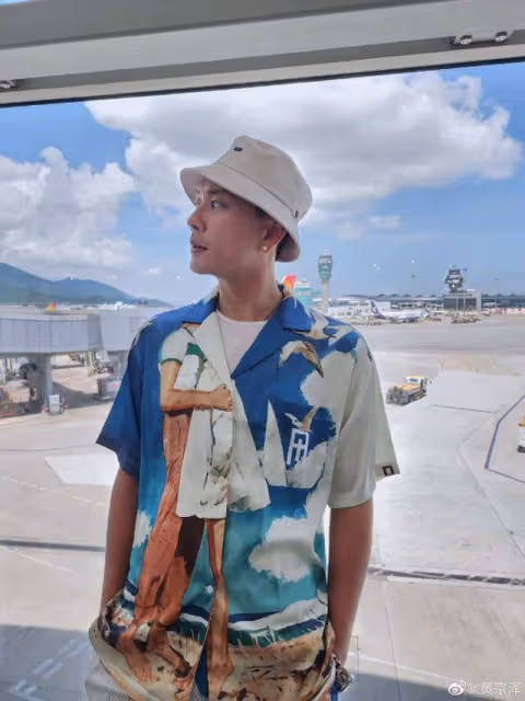 人氣高！TVB前當家小生內地登台，被粉絲熱情圍堵，擠到面部扭曲