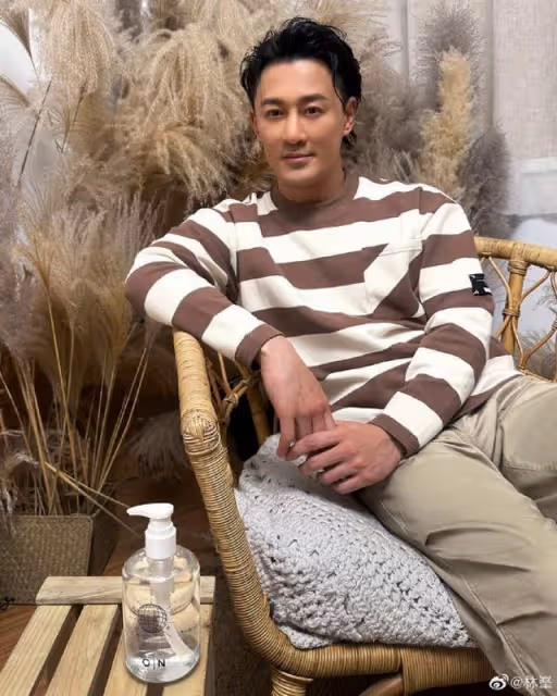 人氣高！TVB前當家小生內地登台，被粉絲熱情圍堵，擠到面部扭曲