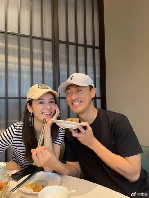 人氣高！TVB前當家小生內地登台，被粉絲熱情圍堵，擠到面部扭曲