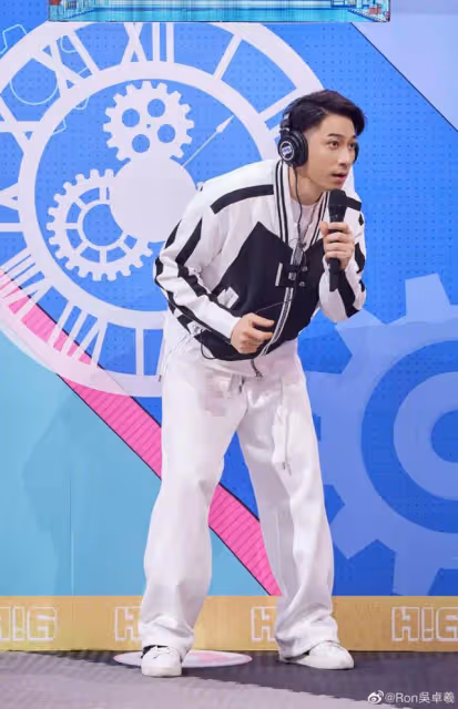 人氣高！TVB前當家小生內地登台，被粉絲熱情圍堵，擠到面部扭曲