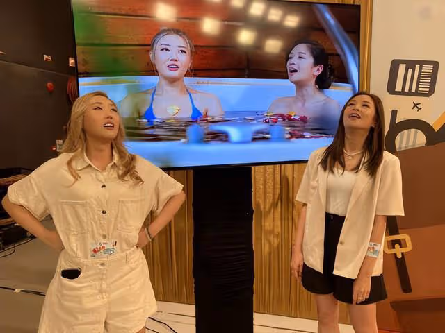 TVB女星真空上陣拍攝節目,按摩時險些露股走光,直言擔心