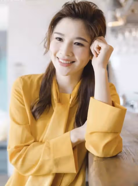 TVB女星真空上陣拍攝節目,按摩時險些露股走光,直言擔心