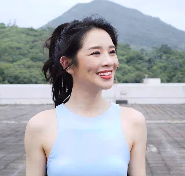 TVB女星真空上陣拍攝節目,按摩時險些露股走光,直言擔心