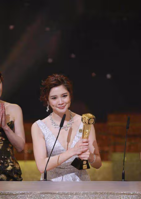 TVB女星真空上陣拍攝節目，按摩時險些露股走光，直言擔心