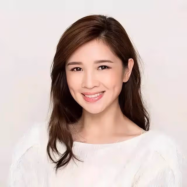 TVB女星真空上陣拍攝節目，按摩時險些露股走光，直言擔心