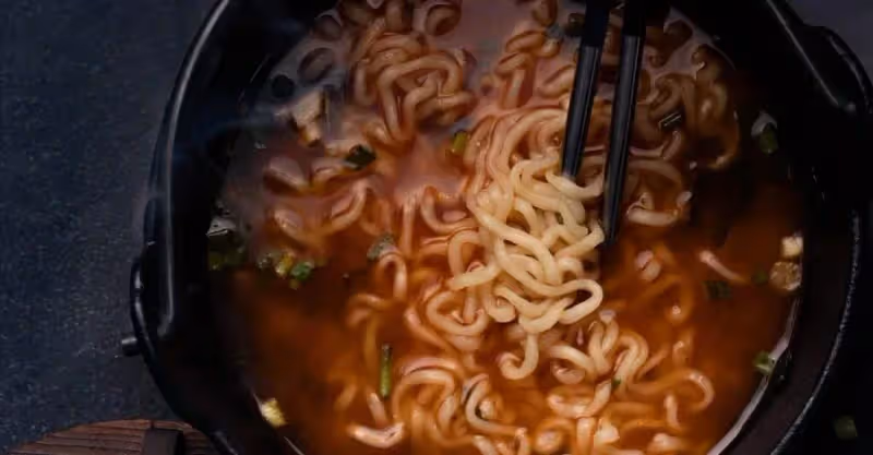 退休工資8000裝窮去兒子家，兒子下泡麵，兒媳走路上班，我明白了