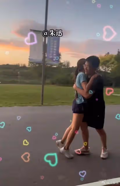 朱迅19歲兒子罕曝正臉!高大壯實顏值神似爸,與媽媽緊擁感情佳