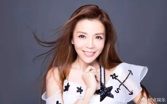 朱迅19歲兒子罕曝正臉!高大壯實顏值神似爸,與媽媽緊擁感情佳