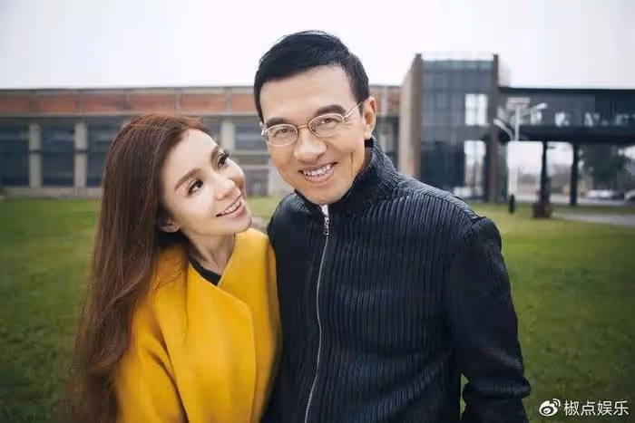 朱迅19歲兒子罕曝正臉!高大壯實顏值神似爸,與媽媽緊擁感情佳