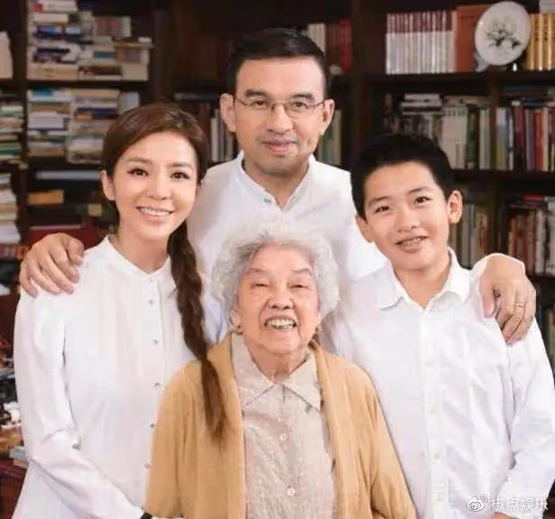 朱迅19歲兒子罕曝正臉！高大壯實顏值神似爸，與媽媽緊擁感情佳