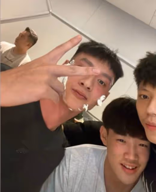 陳寶蓮兒子曬照慶生!21歲已出道當歌手,高大帥氣紋大花臂很前衛