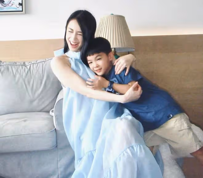 40歲黃聖依疑懷3胎!衣著寬鬆腹部微隆,摟小兒子合影一臉溫柔