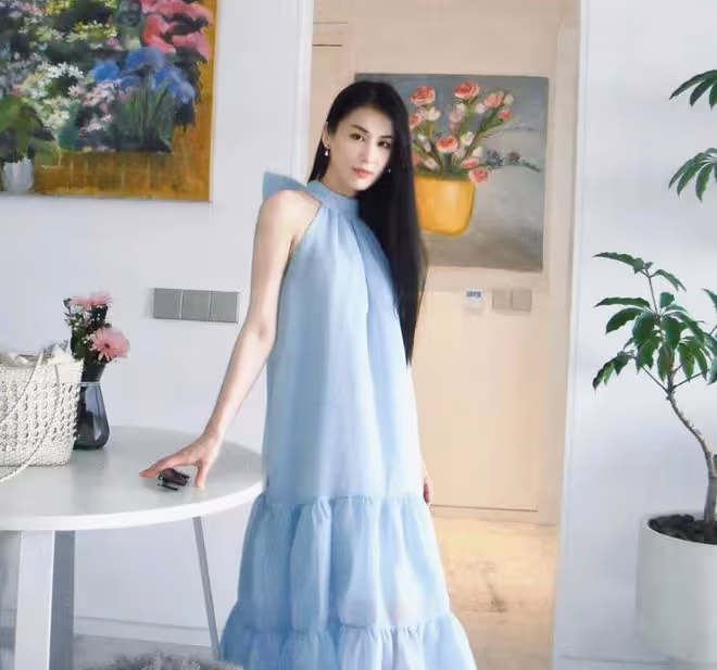 40歲黃聖依疑懷3胎!衣著寬鬆腹部微隆,摟小兒子合影一臉溫柔
