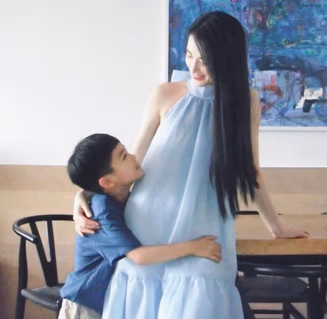 40歲黃聖依疑懷3胎!衣著寬鬆腹部微隆,摟小兒子合影一臉溫柔