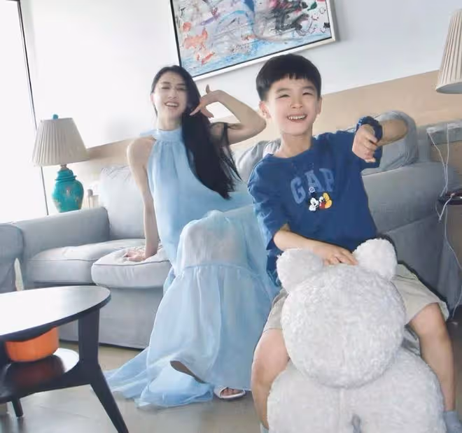 40歲黃聖依疑懷3胎!衣著寬鬆腹部微隆,摟小兒子合影一臉溫柔
