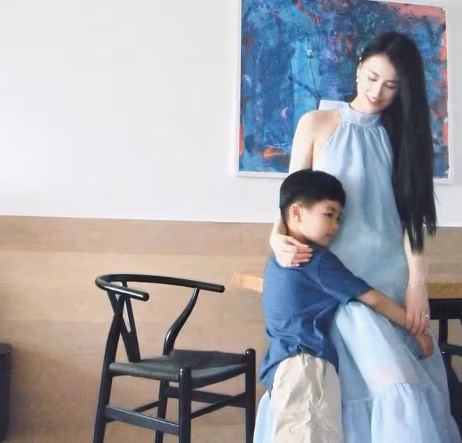 40歲黃聖依疑懷3胎!衣著寬鬆腹部微隆,摟小兒子合影一臉溫柔